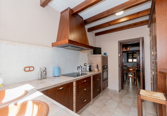 Cocina de esta casa con chimenea en El Torcal