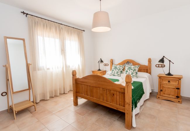Dormitorio de esta casa con chimenea en El Torcal