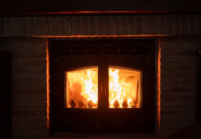 Salón con chimenea de esta casa de El Torcal