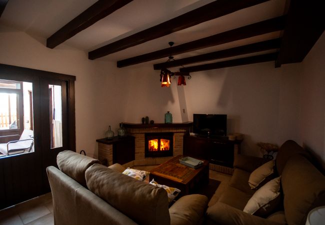Salón con chimenea de esta casa de El Torcal