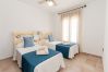 Dormitorio infantil de esta casa con chimenea en El Torcal
