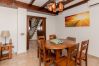 Salón comedor con chimenea de esta casa de El Torcal
