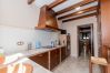 Cocina de esta casa con chimenea en El Torcal