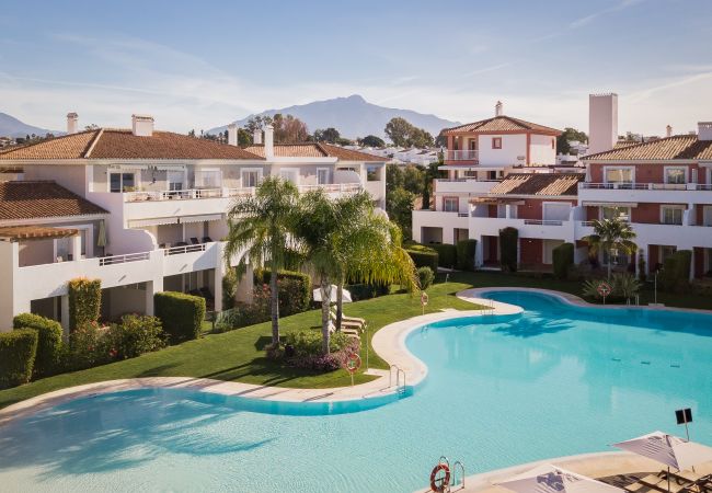 Piscina comunitaria de este apartemento en Marbella