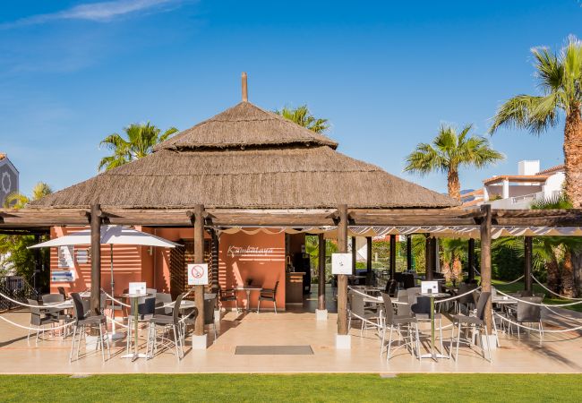 Cafetería comunitaria de este apartemento en Marbella