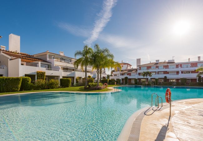 Piscina comunitaria de este apartemento en Marbella