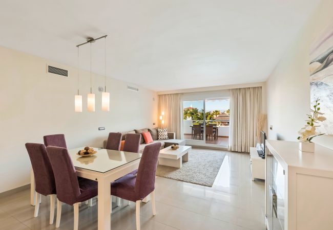 Salón comedor de este apartamento en Marbella 