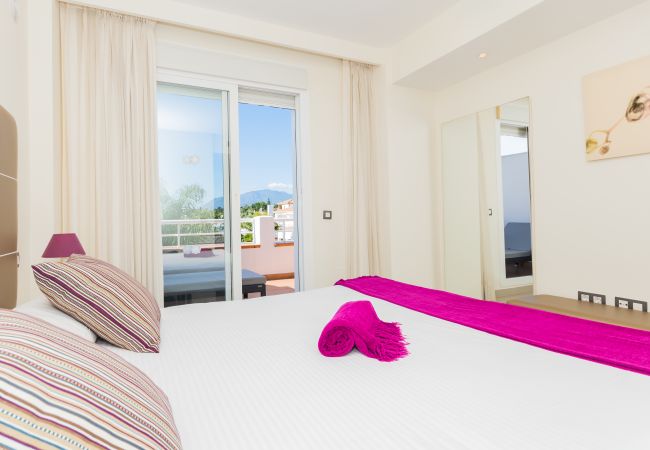 Dormitorio de este apartamento en Marbella 