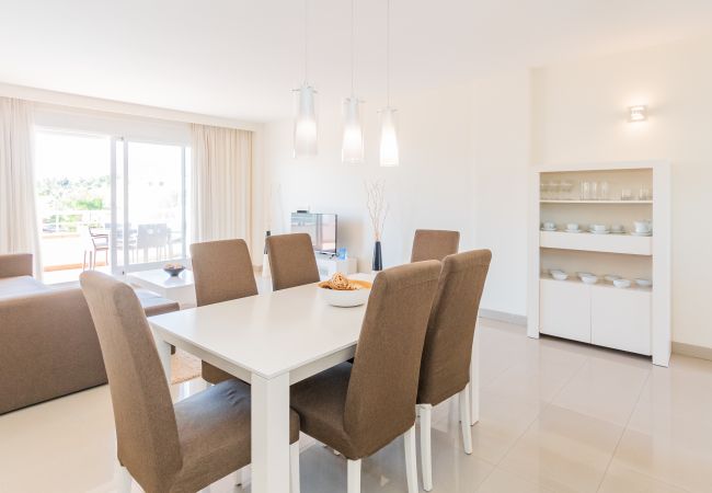 Salón comedor de este apartamento en Marbella 