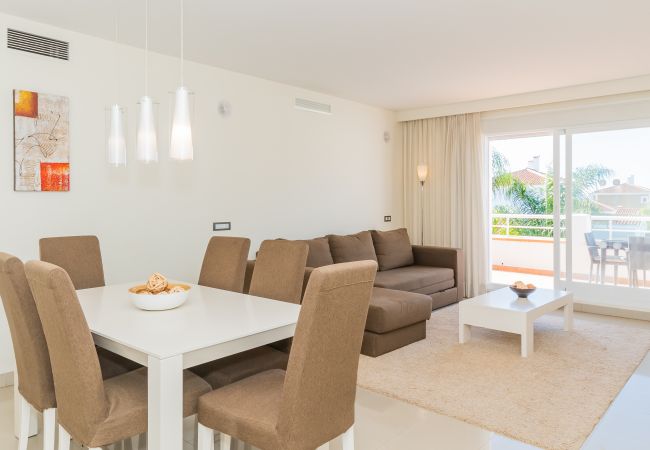 Salón comedor de este apartamento en Marbella 