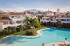 Piscina comunitaria de este apartemento en Marbella