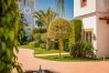 Jardín comunitario de este apartamento en Marbella