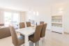 Salón comedor de este apartamento en Marbella 