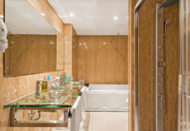 Baño de este apartamento en Marbella