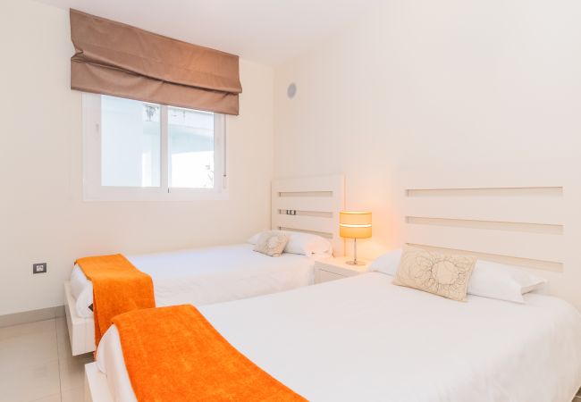 Dormitorio infantil de este apartamento en Marbella