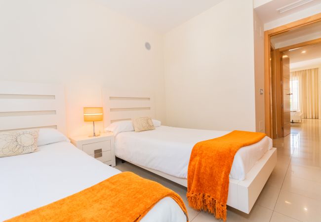 Dormitorio infantil de este apartamento en Marbella