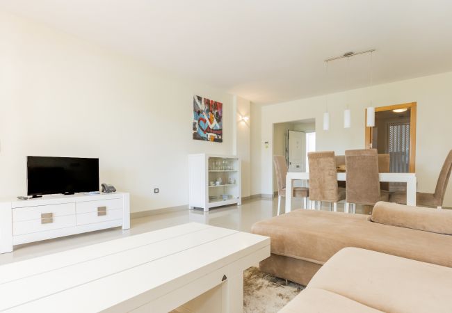 Salón de este apartamento en Marbella