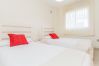 Dormitorio infantil de este apartamento en Marbella