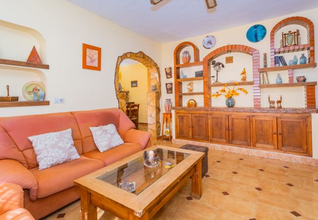 Salón con chimenea de esta Finca en Alhaurín de la Torre