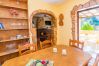Salón con chimenea de esta Finca en Alhaurín de la Torre