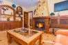 Salón con chimenea de esta Finca en Alhaurín de la Torre