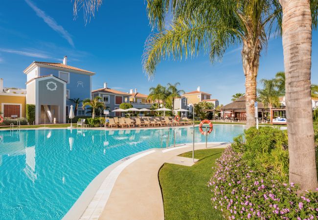 Piscina comunitaria de este apartamento en Marbella