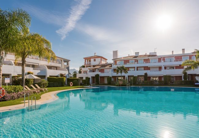 Piscina comunitaria de este apartamento en Marbella