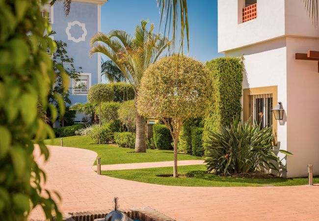 Jardín de este apartamento en Marbella