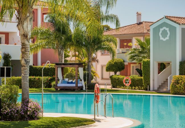 Piscina comunitaria de este apartamento en Marbella