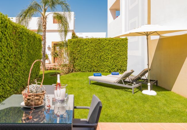 Jardín de este apartamento en Marbella