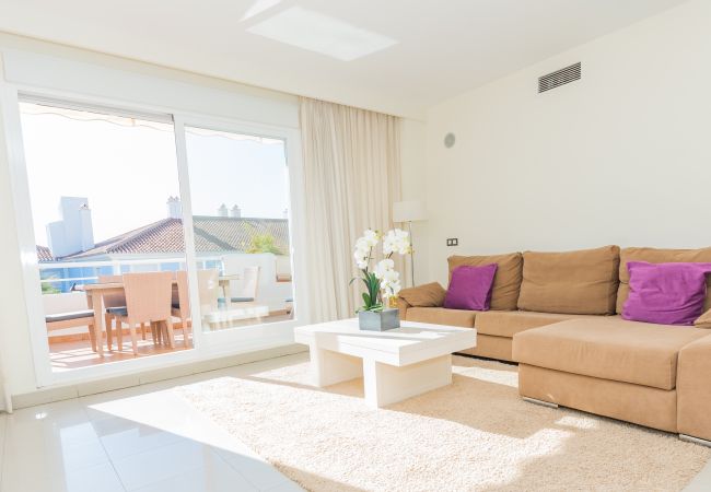 Salón de este apartamento en Marbella