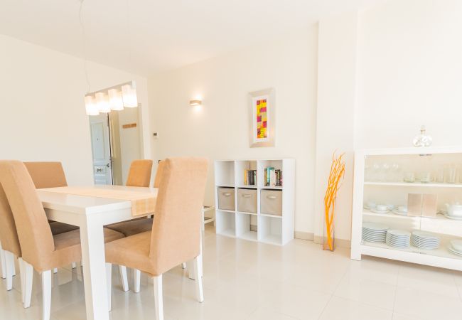 Salón comedor de este apartamento en Marbella