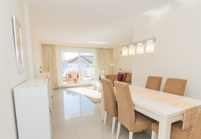 Salón comedor de este apartamento en Marbella