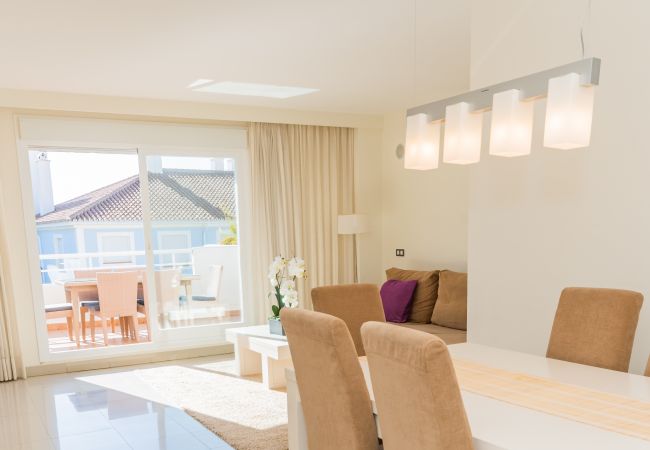 Salón comedor de este apartamento en Marbella