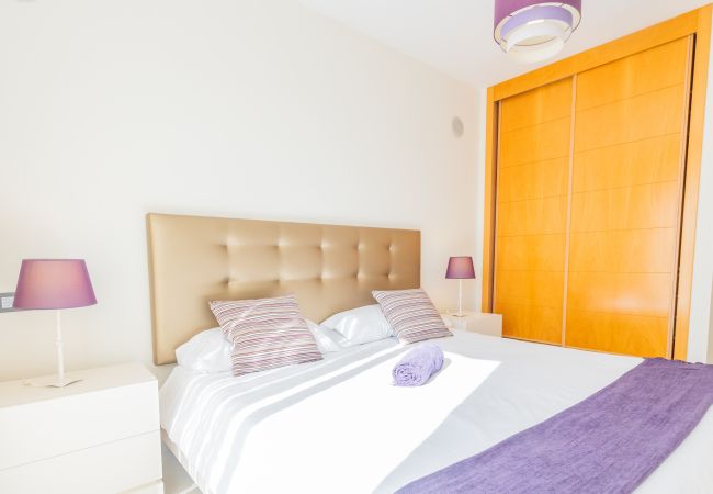 Dormitorio de este apartamento en Marbella