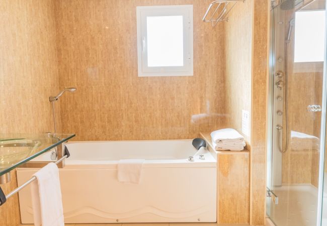 Baño de este apartamento en Marbella