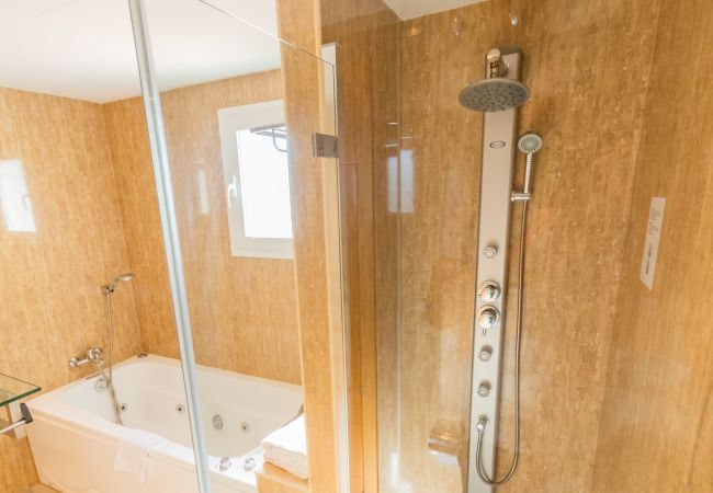 Baño de este apartamento en Marbella