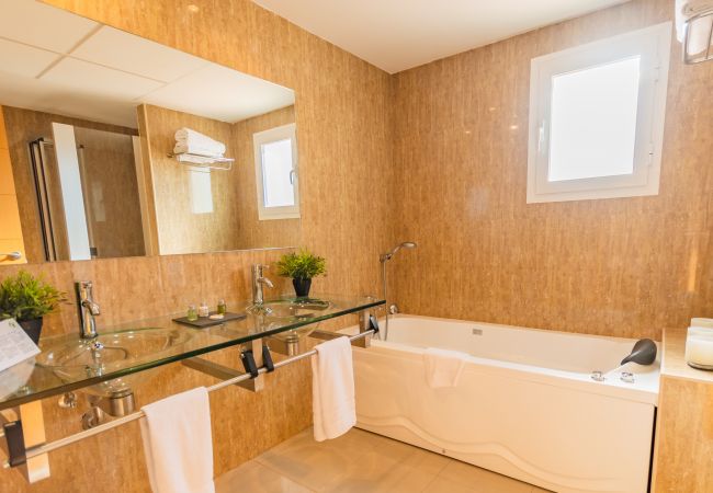 Baño de este apartamento en Marbella