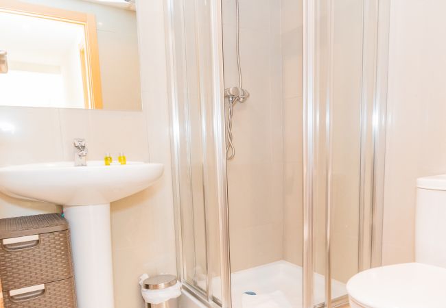 Baño de este apartamento en Marbella