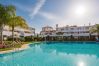 Piscina comunitaria de este apartamento en Marbella
