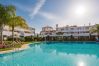 Piscina comunitaria de este apartamento en Marbella