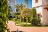 Jardín de este apartamento en Marbella