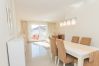 Salón comedor de este apartamento en Marbella