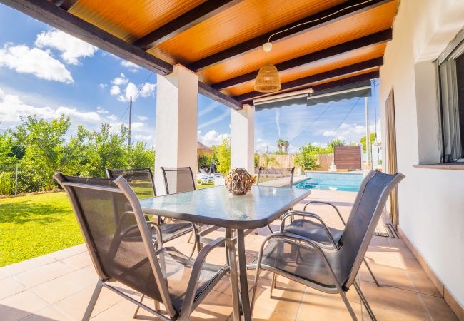 Terraza de esta casa rural en Cártama