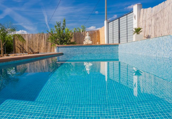 Piscina de esta casa rural en Cártama