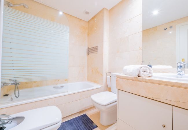 Baño de este apartamento en Los Naranjos (Marbella)