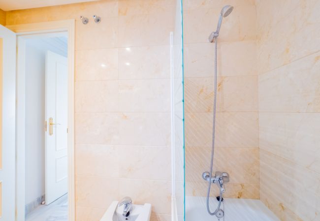 Baño de este apartamento en Los Naranjos (Marbella)