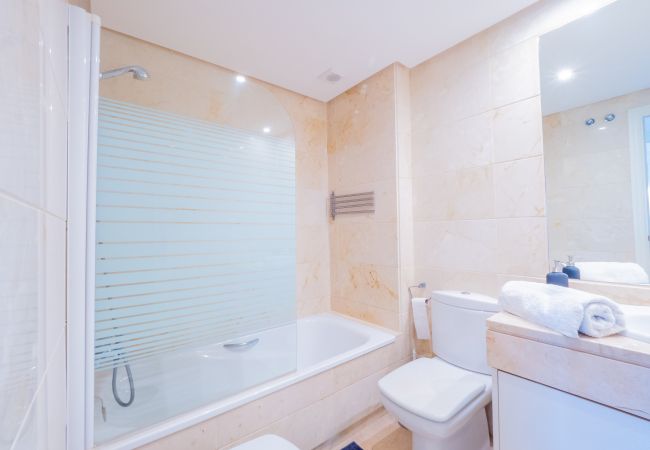 Baño de este apartamento en Los Naranjos (Marbella)
