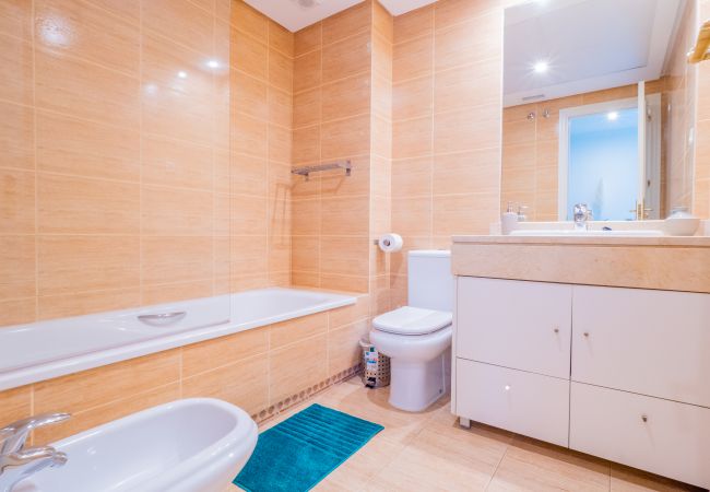 Baño de este apartamento en Los Naranjos (Marbella)