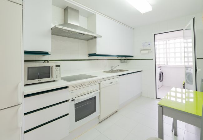 Cocina de este apartamento en Los Naranjos (Marbella)